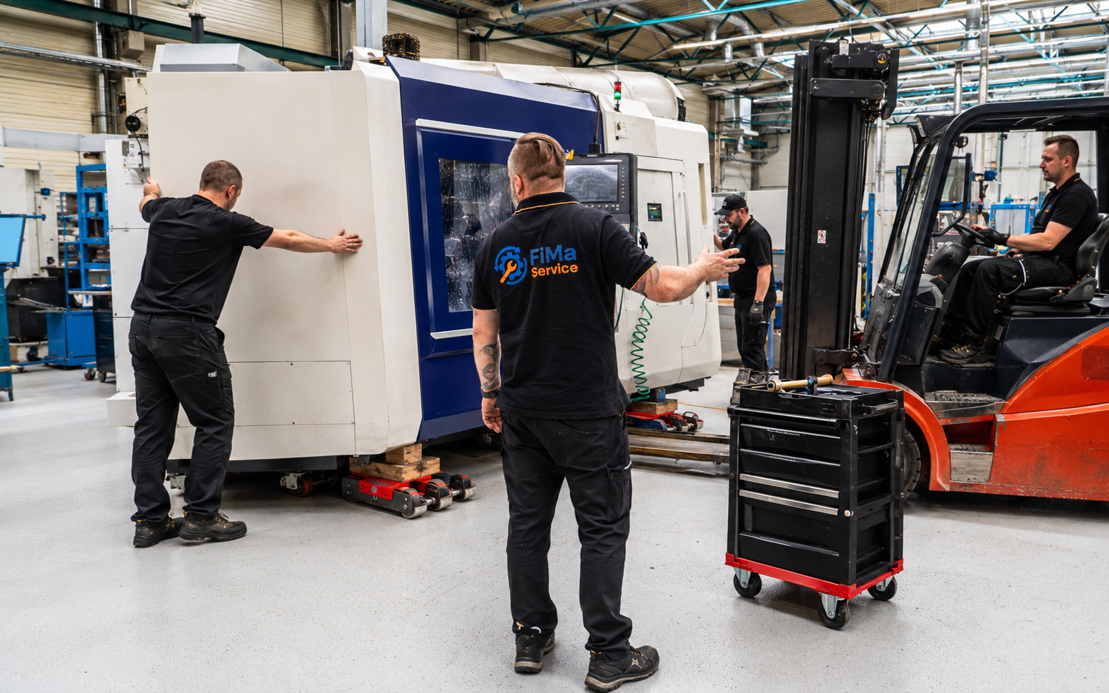 FiMa-Service Team begleitet einen CNC-Maschinenumzug mit Stapler
