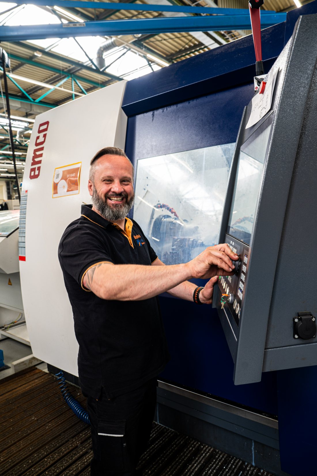 Marko, Inhaber von FiMa-Service, an einer EMCO CNC-Drehmaschine