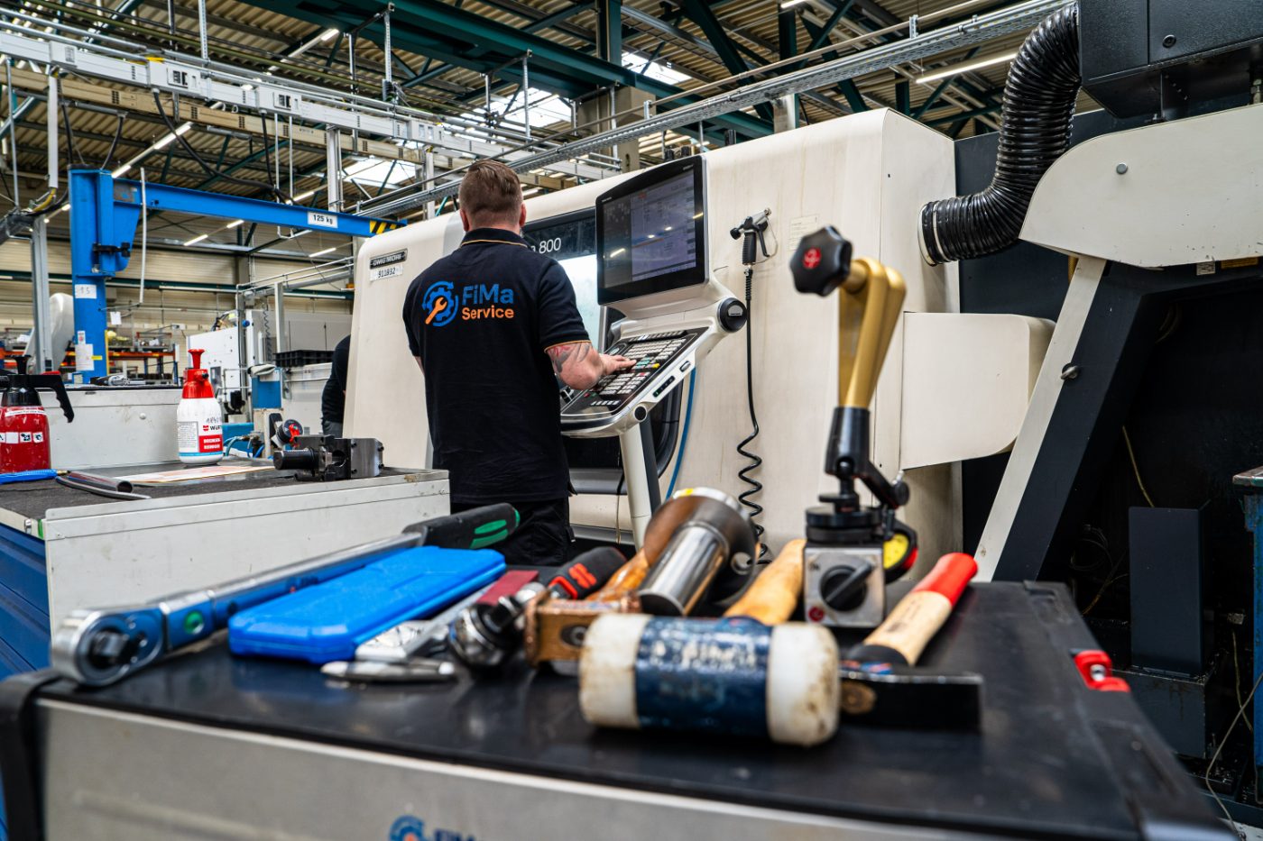 FiMa-Service Techniker bei der Reparatur an einer DMG MORI Drehmaschine